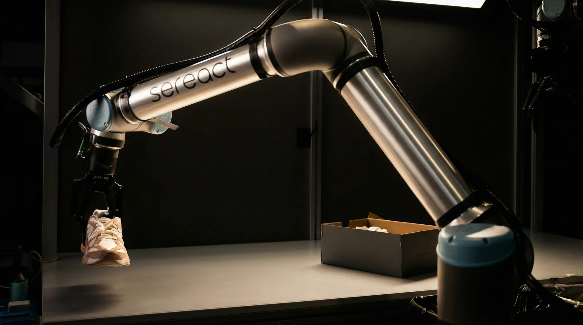Brazo robótico de Sereact manipulando un artículo devuelto